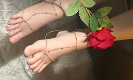 五一下雨了，只好在家陪女友了，我喜欢腿和脚比较好看的女生，昨晚给我的女友买了脚链