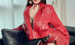 今天继续分享色系娃娃新款【苏婉】，红色皮甲，沙发上的诱惑