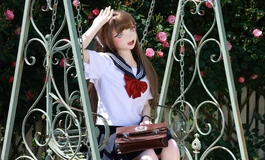 KiraDols没穿裤子