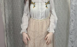 穿白衬衫的女子，妆容精致迷人