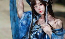 桃花枝下遇颂英，一袭蓝裙染春风