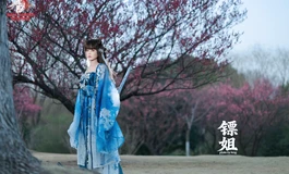桃花枝下遇颂英，一袭蓝裙染春风