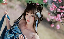 桃花枝下遇颂英，一袭蓝裙染春风