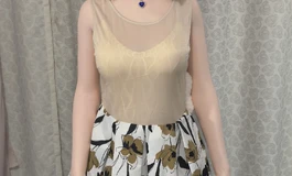 国色天香，穿清新花裙子的女子