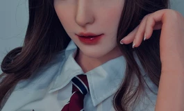 小兰学姐在看书，趁没有人的时候偷偷靠近她......