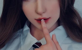 小兰学姐在看书，趁没有人的时候偷偷靠近她......