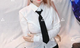 “小婉给你看内搭，不要跟别人说哦~”