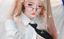 “小婉给你看内搭，不要跟别人说哦~”