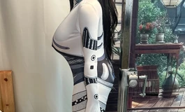 追求刺激买了一个机器人女友带回家，突然正版女友回来了····序界的身体和头